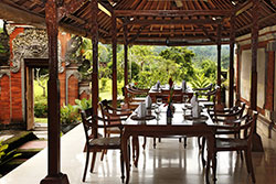 outdoor dining at Puri Bagus manggis